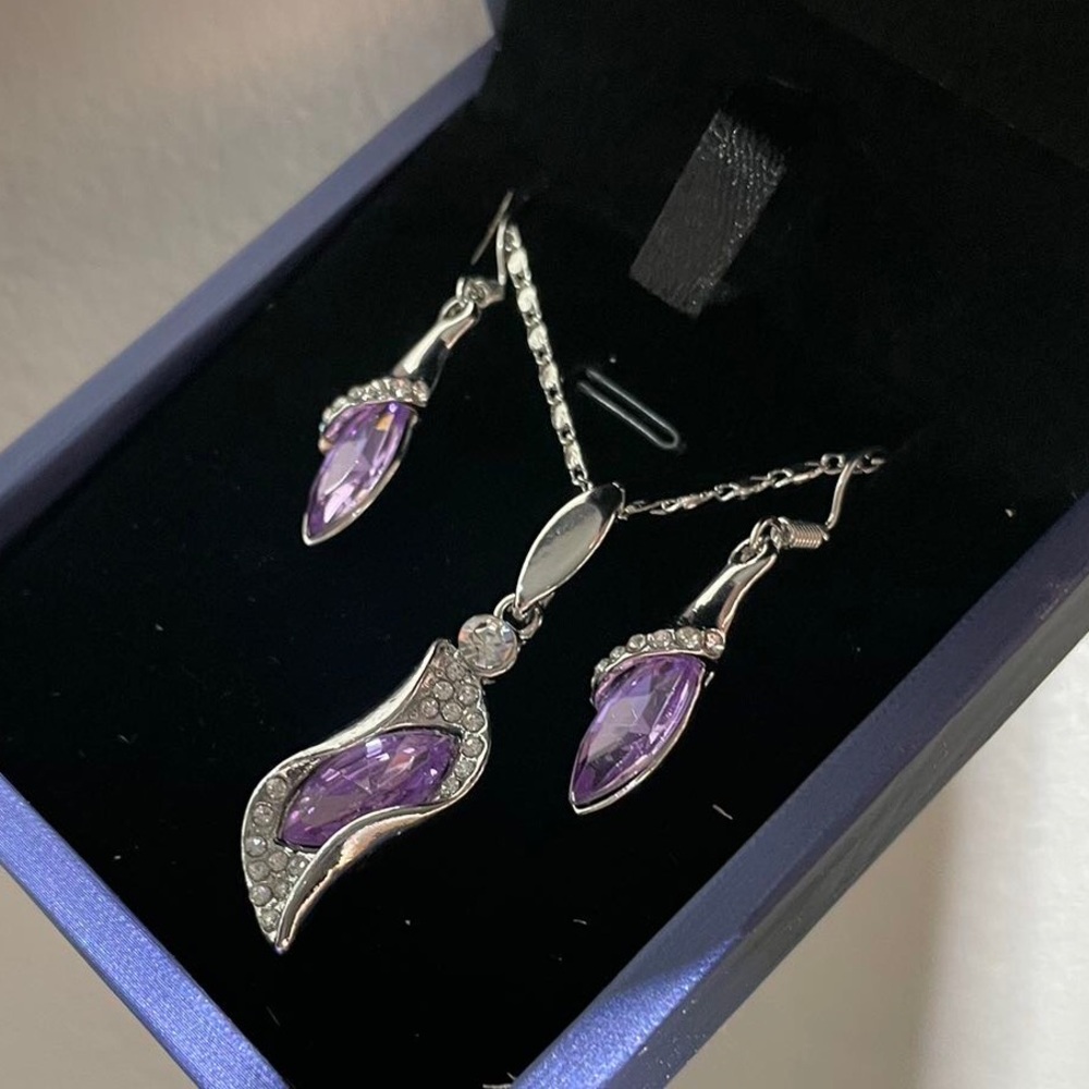 Crystal necklace and earring set - Picture 3 of 6